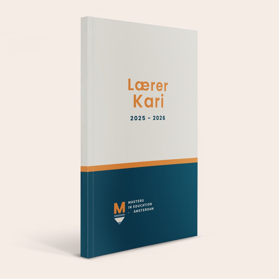 Personlig skole dagbok 2025-2026 Personlig trykt skolebok med hvitt, oransje og mørkeblått omslag, med navn Lærer Kari og årstall 2025-2026.