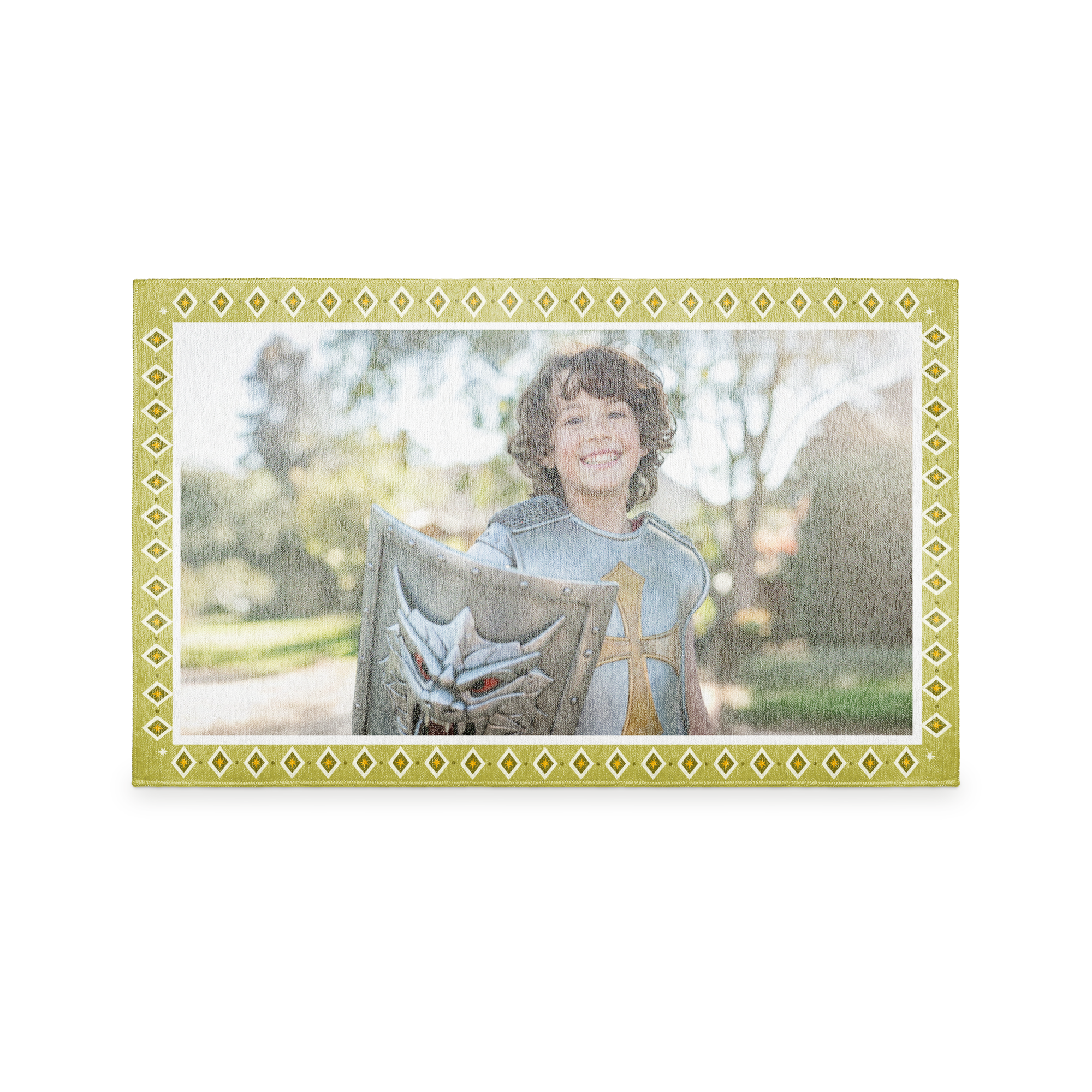 Tapete de juego personalizado con foto impresa de niño disfrazado de caballero con escudo, borde decorativo verde.