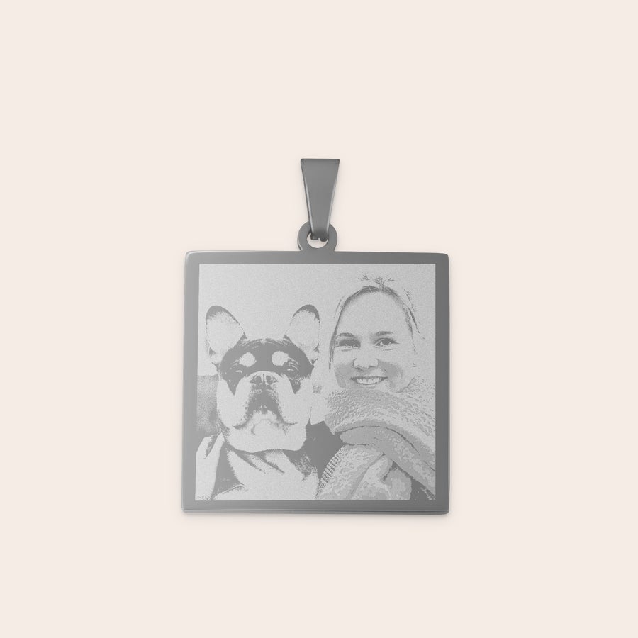 Colier cu pandantiv pătrat Pandantiv din rodiu pătrat personalizat, gravat cu o fotografie ce include o femeie și un câine. Oferiți cadou un pandantiv de rodiu gravat cu fotografie.