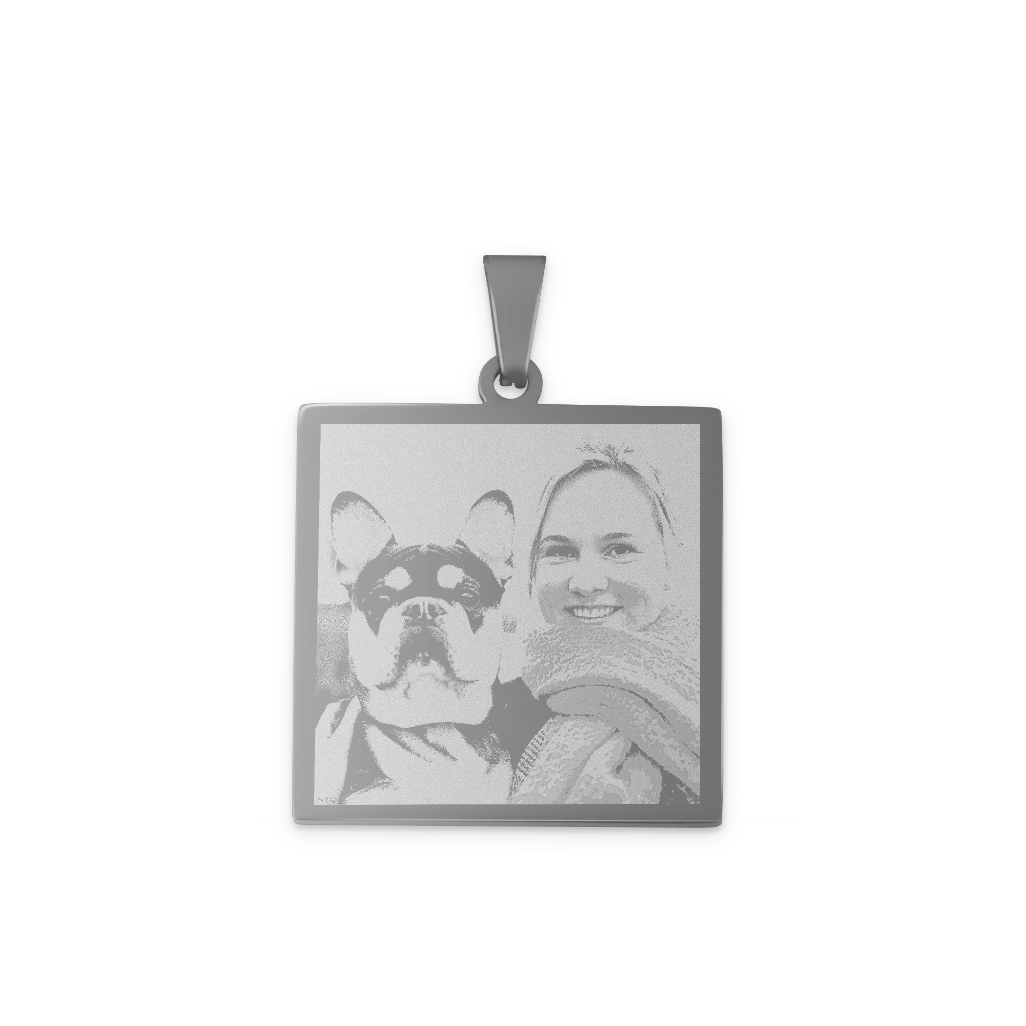 Quadratischer silberner Anhänger mit Fotogravur einer Frau und einem Hund