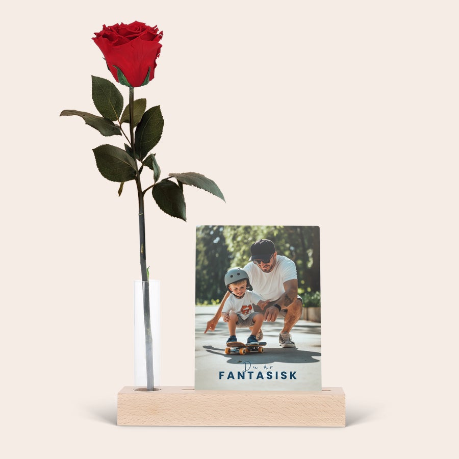 Infinity rose med fotoställ Infinity Ros med fotoställ Tidlösa minnen i blom röd ros med ett träfotoställ UV-tryckt med ett foto av en man och ett barn och texten Du är FANTASTISK