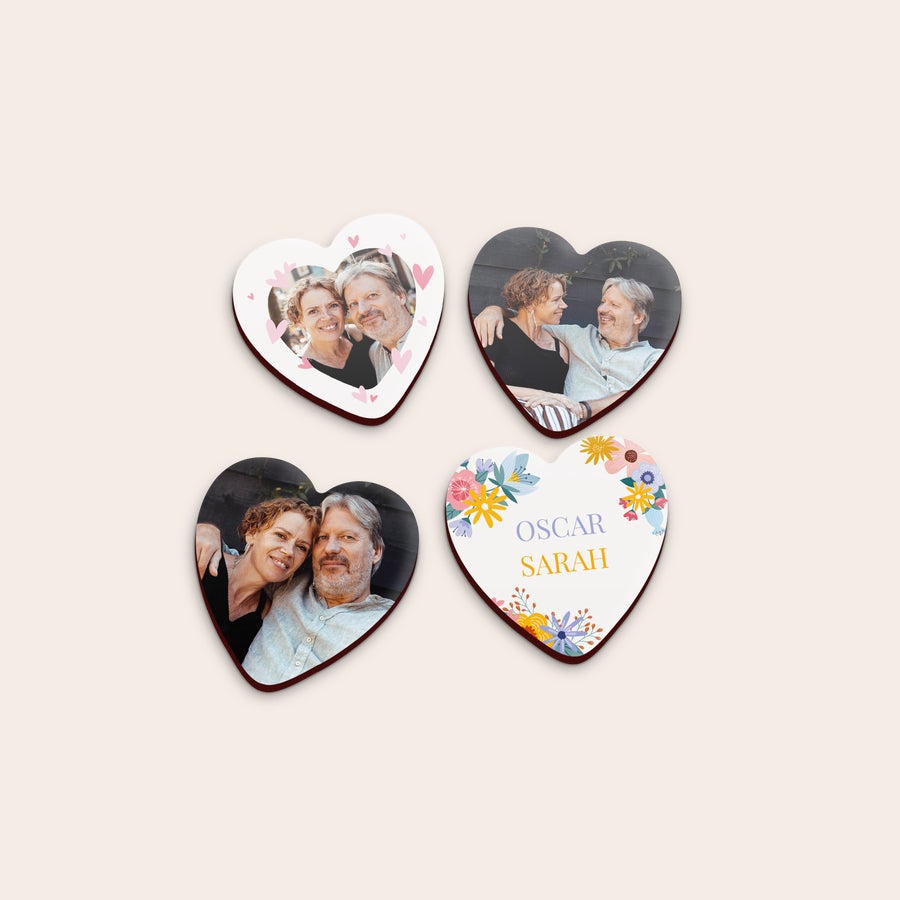 Ímanes Personalizados Quatro ímanes personalizados em forma de coração com fotos impressas e nomes Oscar Sarah cercados por flores coloridas