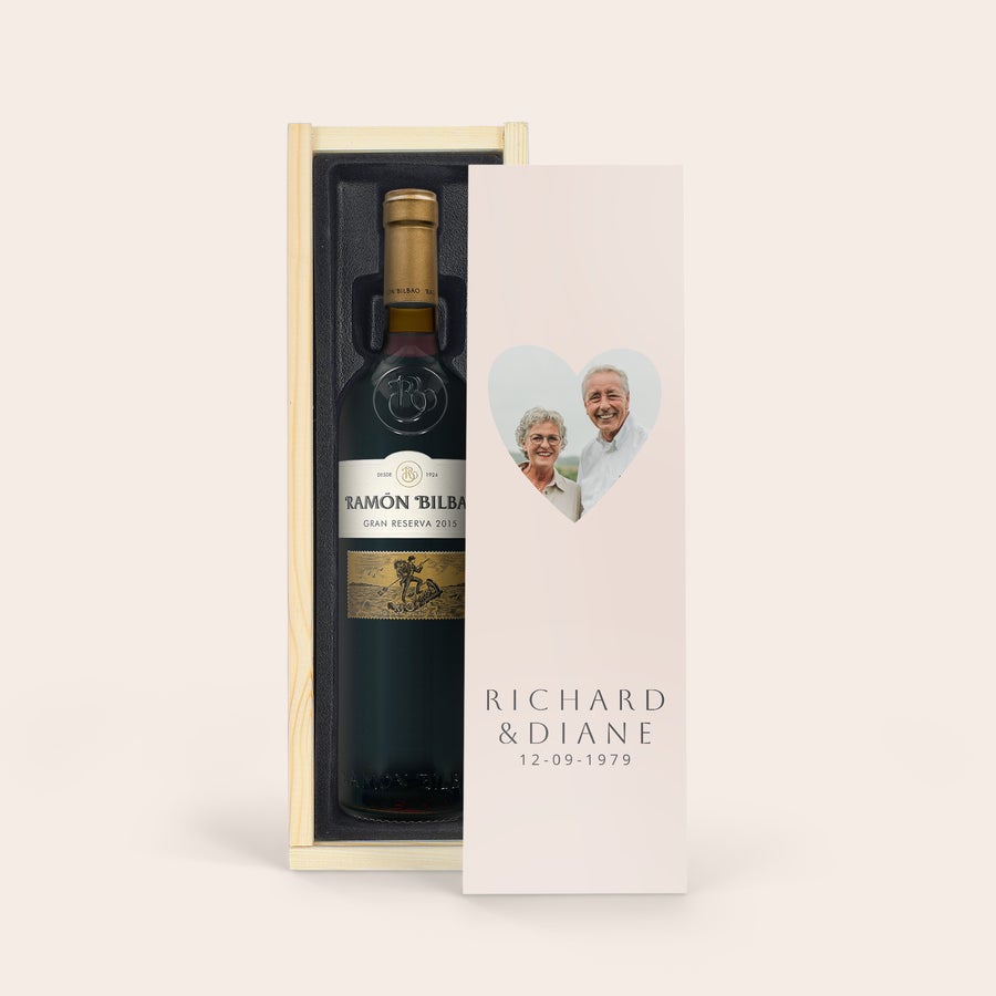 Ramon Bilbao Gran Reserva Ízletes üveg Ramón Bilbao Gran Reserva vörösbor, egyedi famentes tokban, szív alakú fotóval, RICHARD & DIANE nevekkel és 12-09-1979 dátummal személyre szabott tokkal.