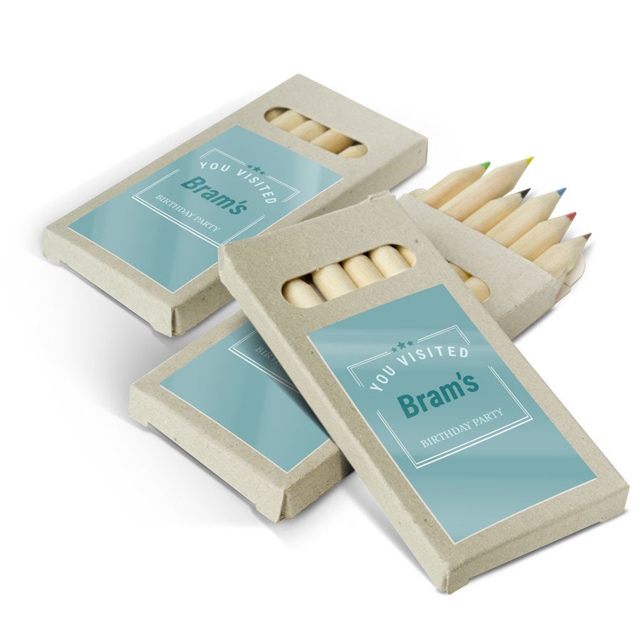 Caixa com lápis de cor personalizados para convidados, com etiqueta impressa "You Visited Bram's Birthday Party".