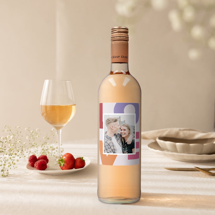 Personligt vin Oude Kaap Rosé Flaska Oude Kaap rosévin med en personlig etikett tryckt med foto av ett par. Vem överraskar du med en flaska rosévin med en personlig etikett?