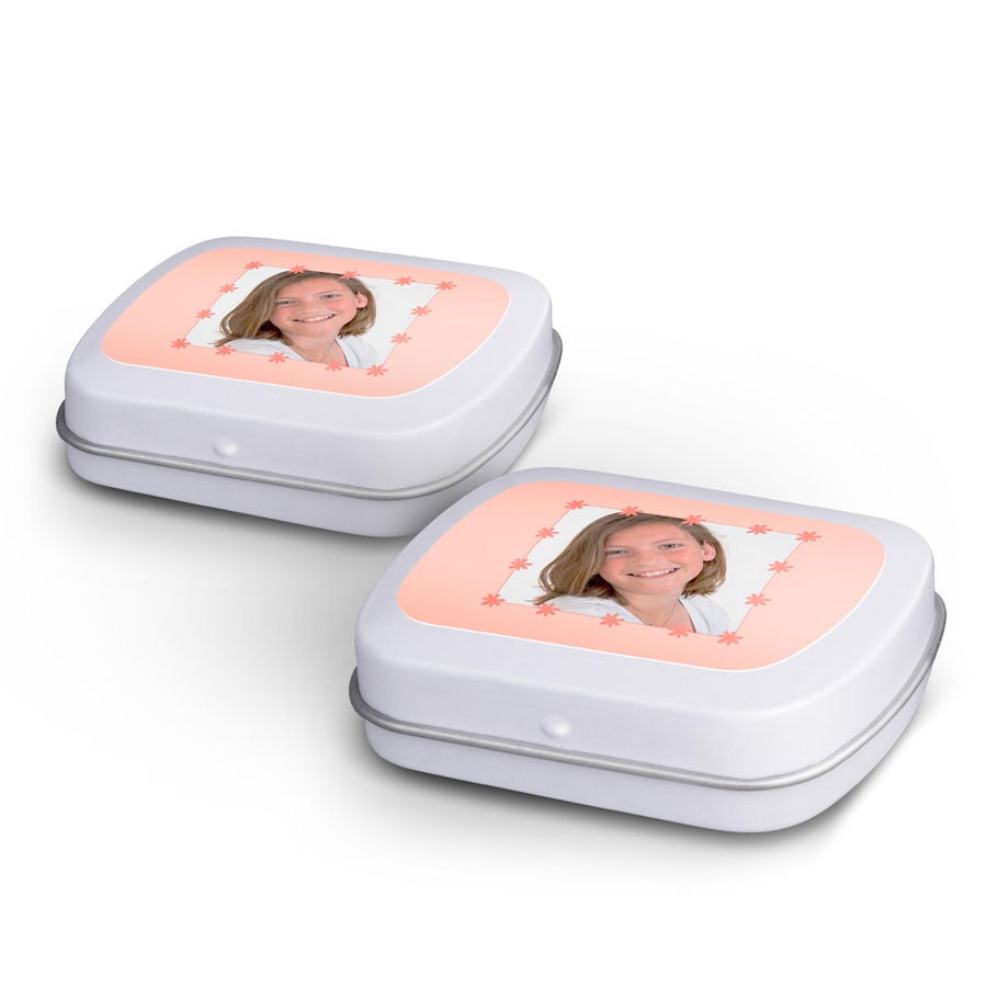 Duas latas de balas de hortelã brancas com foto impressa de uma menina sorrindo. Quem você vai surpreender com essas balas de hortelã em lata?