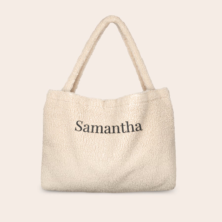 Henkilökohtainen nallekassi Beige pehmeä nallekassi nimellä Samantha brodeerattuna. Yllätä läheisesi pehmeällä nallekassilla, jossa on heidän nimensä.