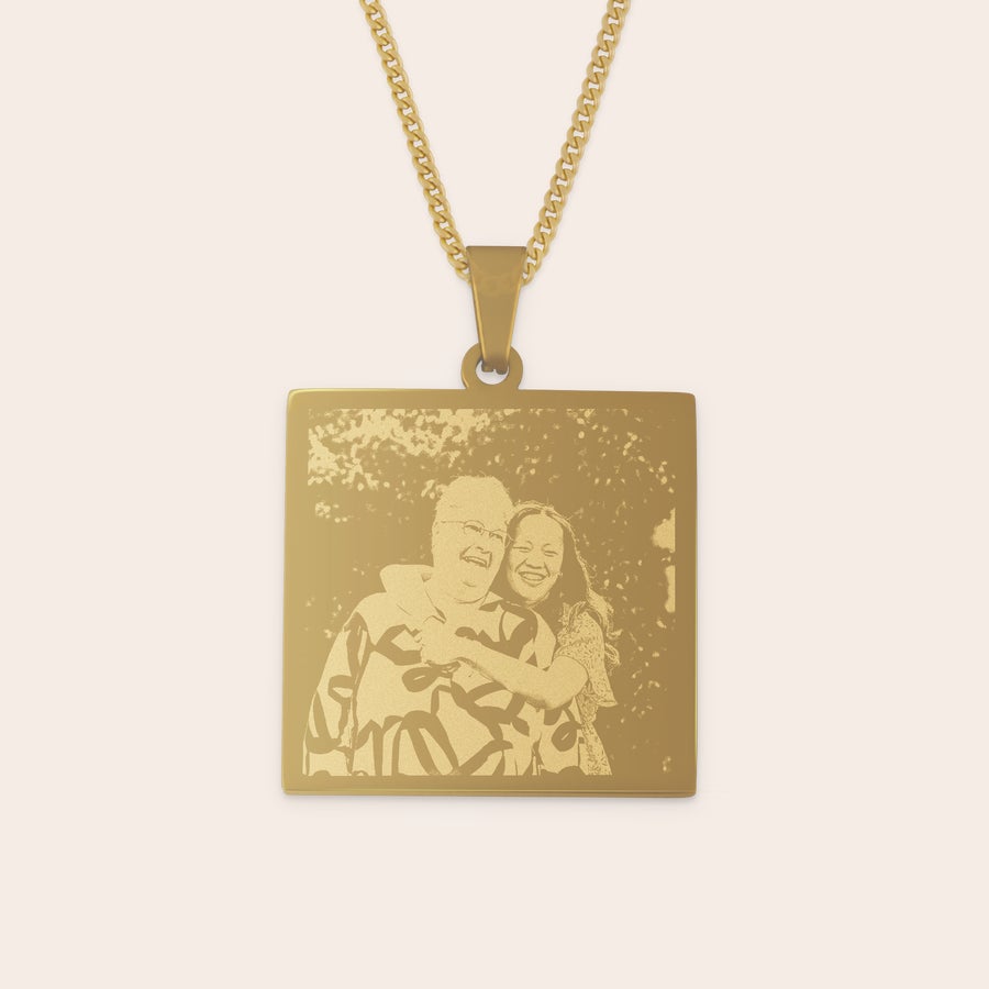 Collana con ciondolo quadrato Ciondolo personalizzato in oro quadrato con catenina, inciso con la foto di due persone che si abbracciano.