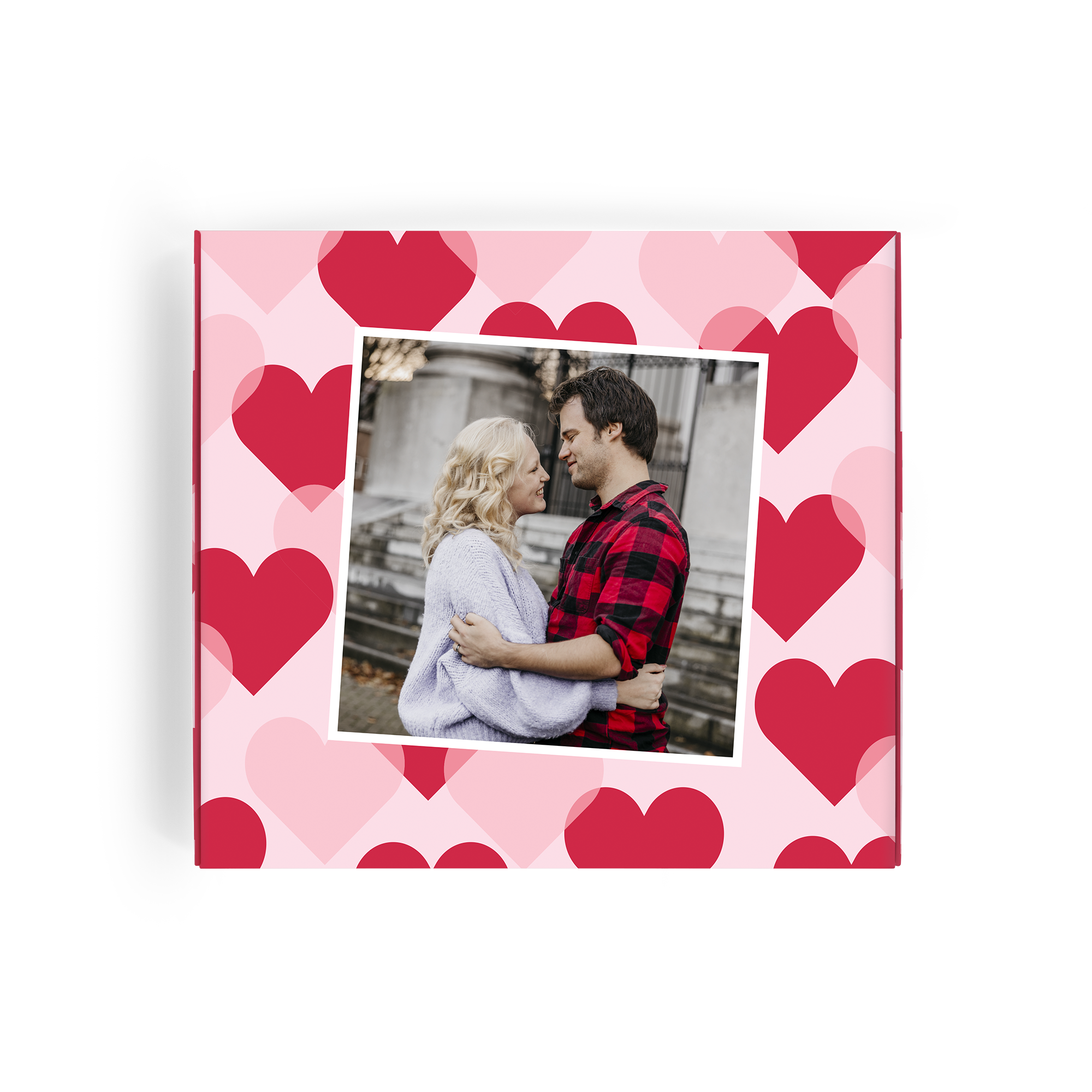 Cutie cadou personalizată Milka cu fotografia unui cuplu, imprimată cu inimi roșii și roz.