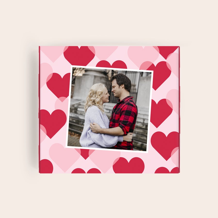 Praline Milka Dragoste Cutie cadou personalizată Milka cu fotografia unui cuplu, imprimată cu inimi roșii și roz.