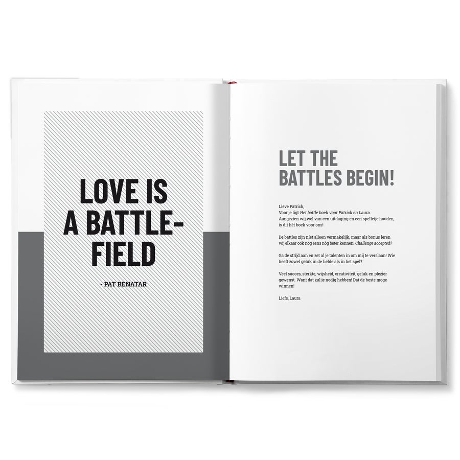 Het Battle boek voor koppels personaliseren Open battle boek voor koppels met de tekst "LOVE IS A BATTLEFIELD" en een gepersonaliseerde bedrukking met de namen Patrick en Laura