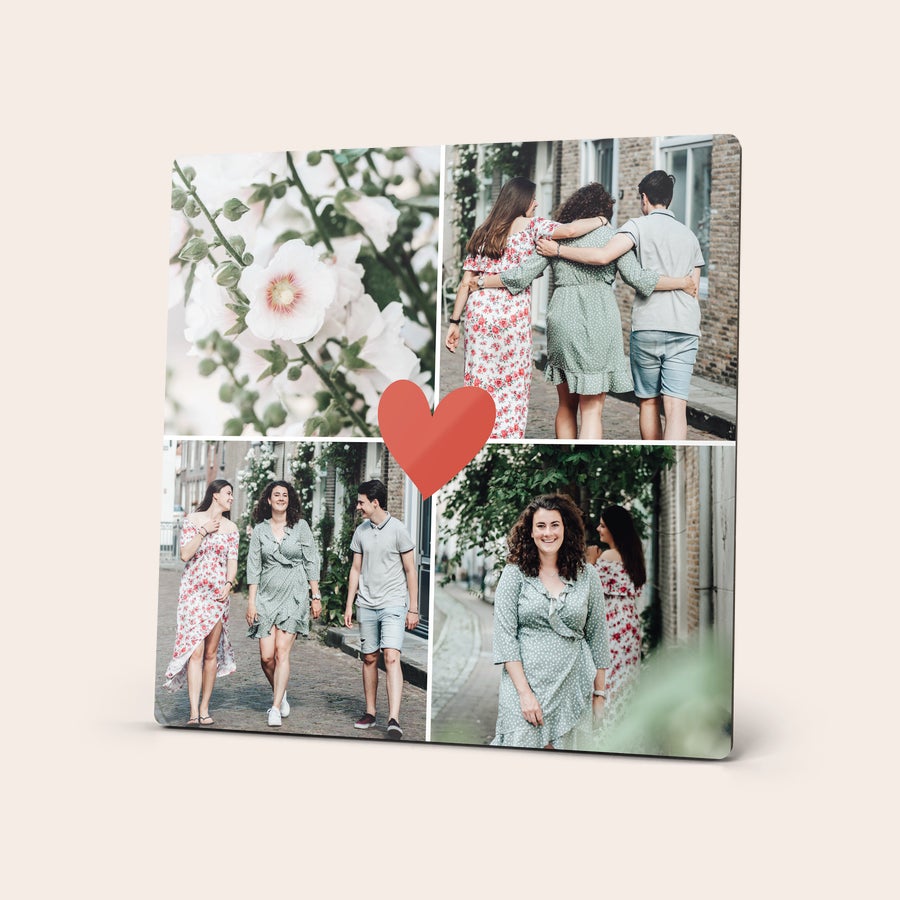 Tablou foto cu suport - 15 x 15 cm Fotografie personalizată pe tablă cu colaj din patru imagini și o inimă roșie imprimată.
