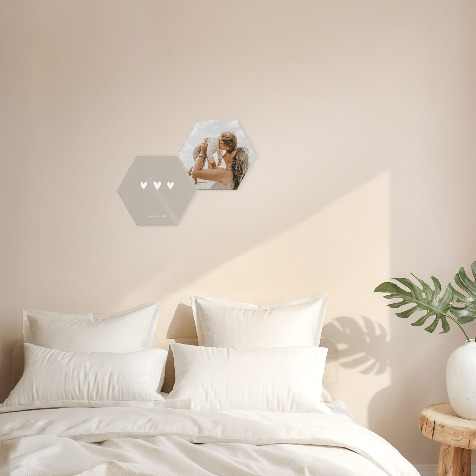 Due pannelli in legno esagonali personalizzati, uno stampato con la foto di una madre e un bambino, l'altro con tre cuori bianchi e la data 12.09.2024 per decorare la tua parete con pannelli in legno con il tuo design.