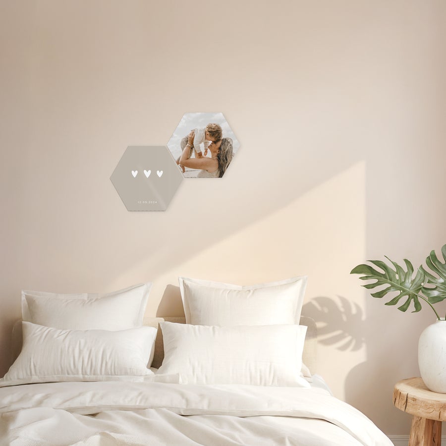 Personlig väggkonstpanel Hexagonala träväggkonstpaneler med ditt foto och design tryckt, inklusive texten 12.09.2024