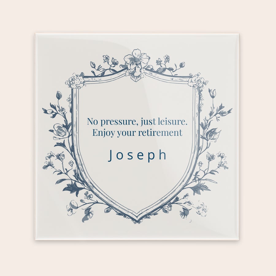 Azulejo de madera - Tradicional Azulejo de cerámica personalizado con el proverbio "No pressure, just leisure. Enjoy your retirement Joseph" dentro de un marco floral azul impreso.