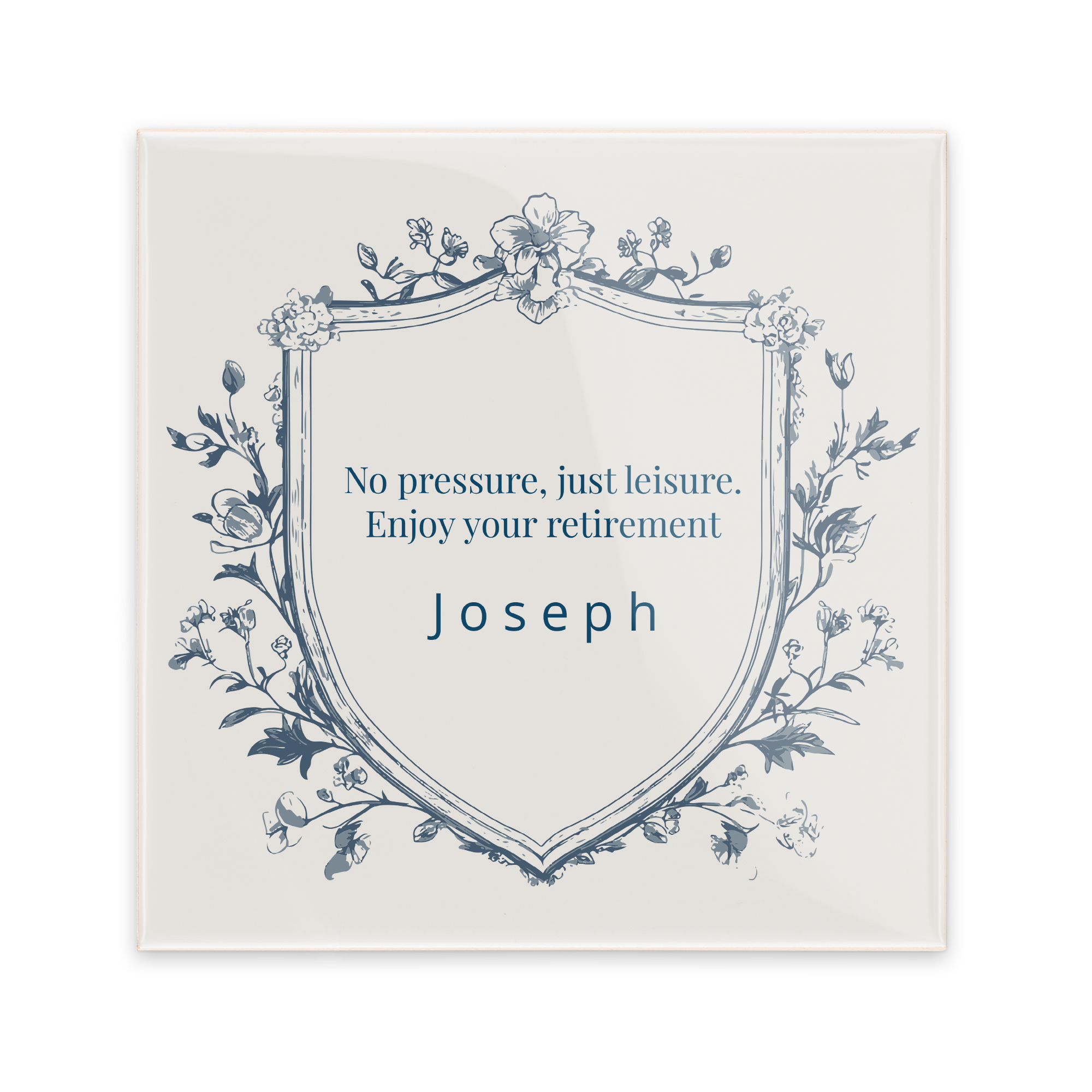 Azulejo pessoal com brasão floral, texto "No pressure, just leisure. Enjoy your retirement" e nome "Joseph" impresso