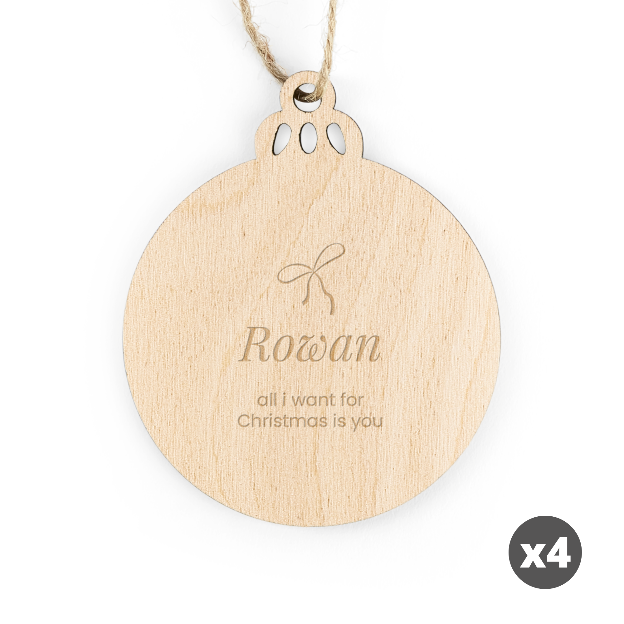 Houten balvormige kersthanger gegraveerd met de naam Rowan en een persoonlijke boodschap