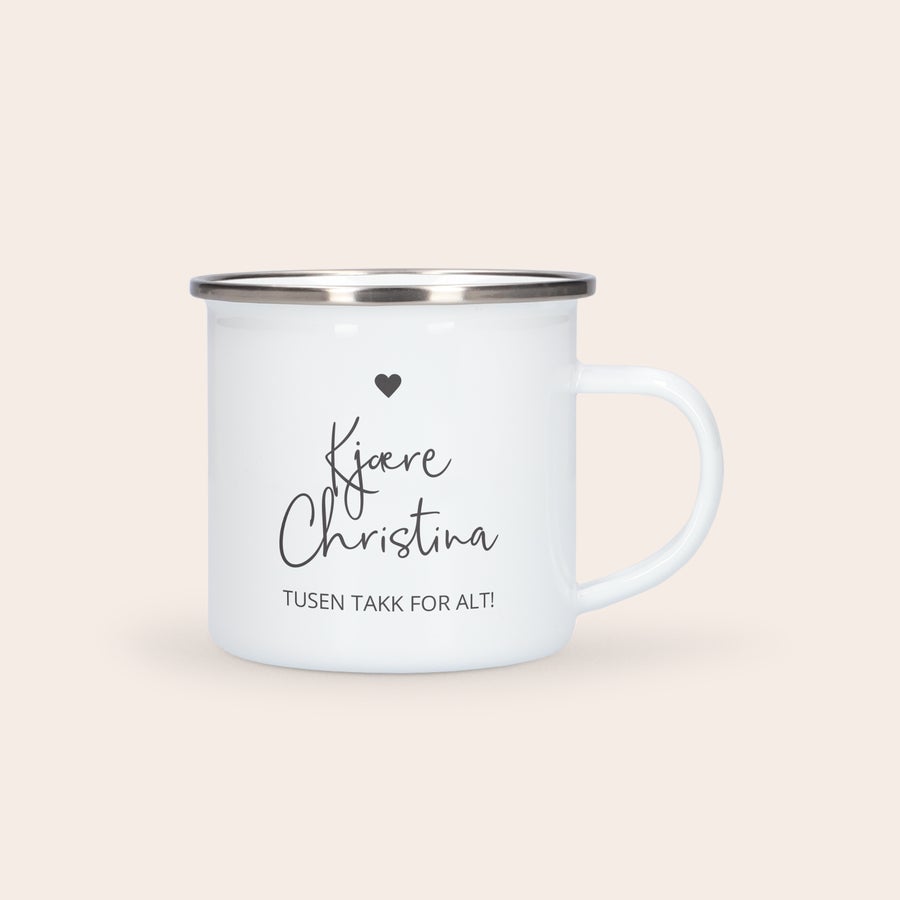 Personlig emaljert kopp   Personlig emaljert kopp med teksten Kjære Christina og hjerte, trykt med svart skrift.