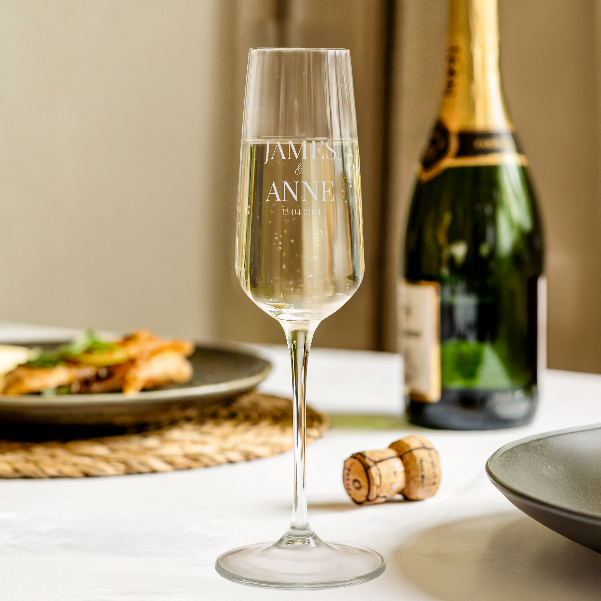 Taça de champanhe de cristal personalizada, gravada com os nomes "James & Anne" e a data "12.04.2021"