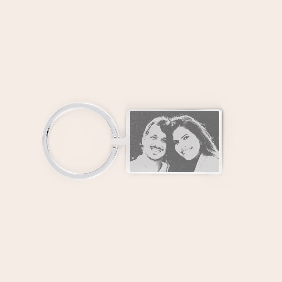 Graverad nyckelring Rektangulär nyckelring graverad med ett personligt foto av ett par, perfekt som present