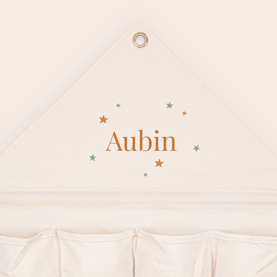 Rangement mural en tissu Rangement mural en tissu personnalisé blanc cassé, imprimé avec le nom Aubin et des étoiles, pour mieux organiser votre espace.