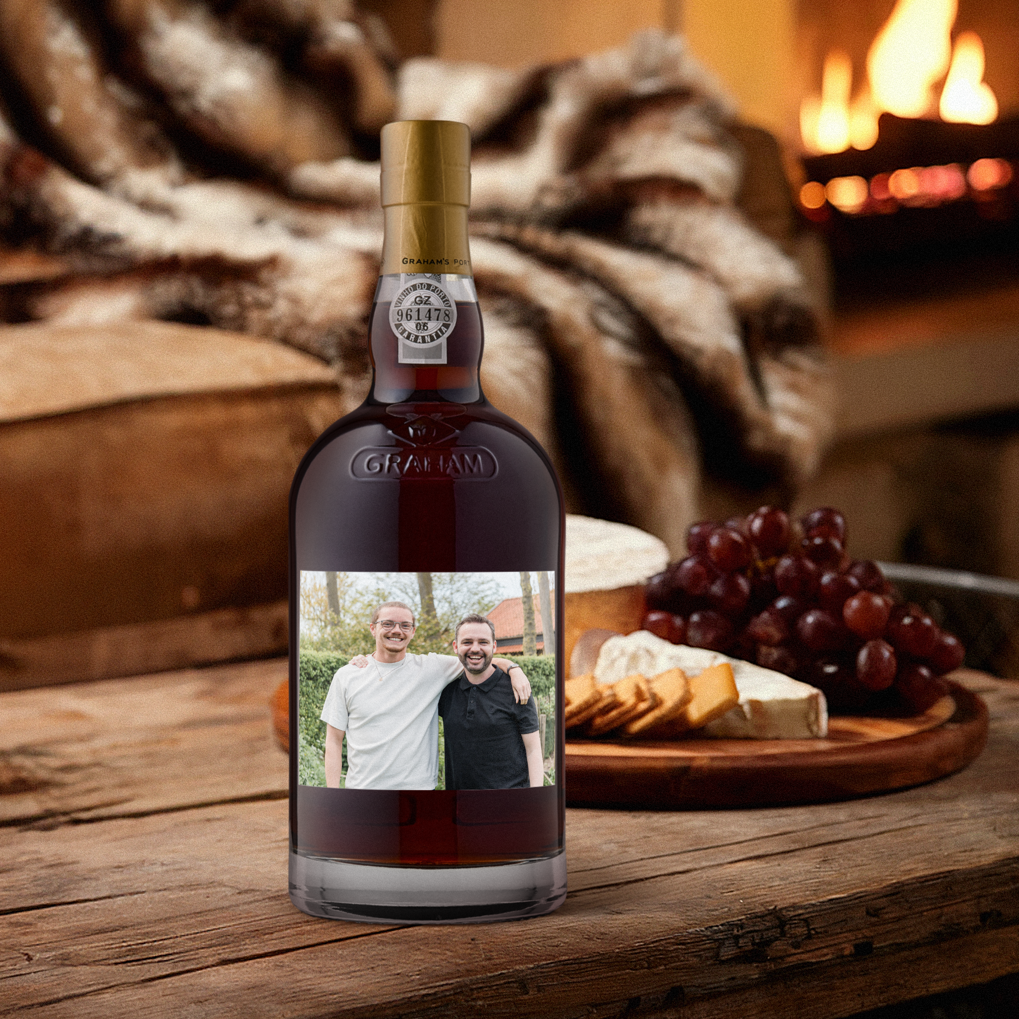 Fles Graham's port met gepersonaliseerd etiket van een foto van twee mannen. Wie verras jij met een heerlijke fles port?