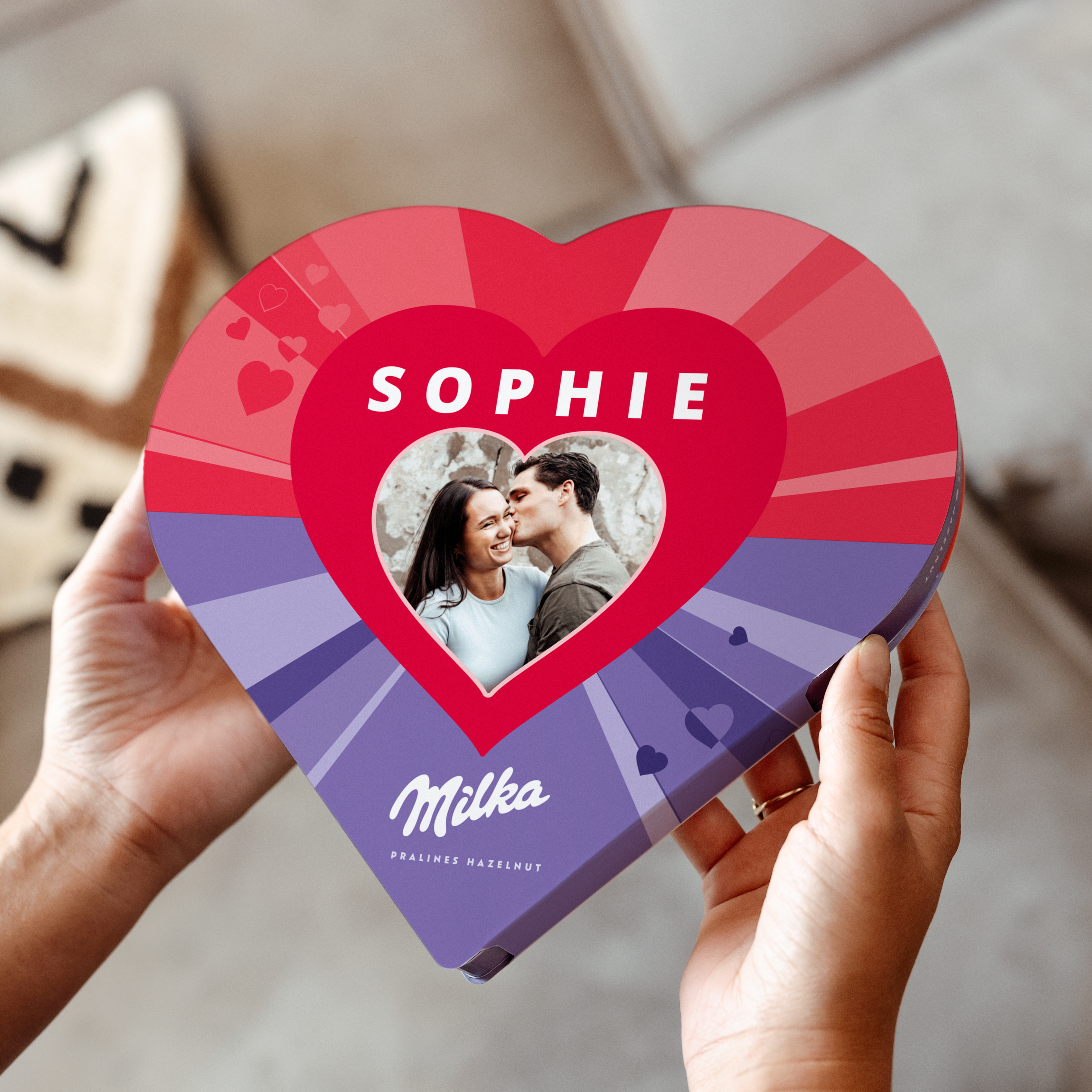 Boîte en forme de cœur Milka personnalisée avec la photo d'un couple et le prénom Sophie, un cadeau à savourer