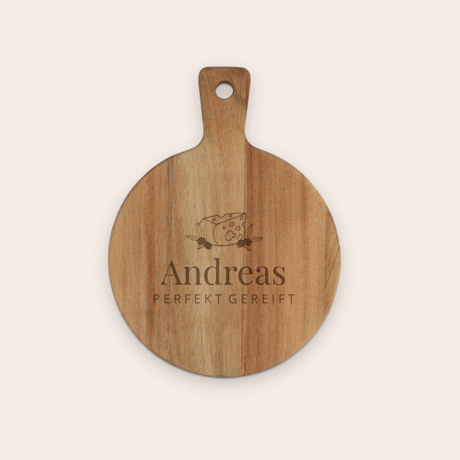 Servierbrett mit Gravur Personalisiertes Servierbrett aus Holz, graviert mit dem Namen "Andreas" und einem Käse-Symbol, perfekt für Snacks.