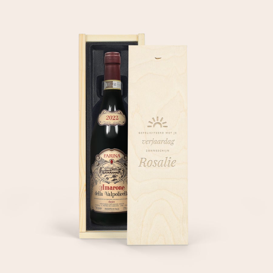 Wijn Farina Amarone Valpolicella personaliseren Wijn in gegraveerde kist - Farina Amarone della Valpolicella, gepersonaliseerd met “Rosalie” en “Gefeliciteerd met je verjaardag zonneschijn” op de kist.