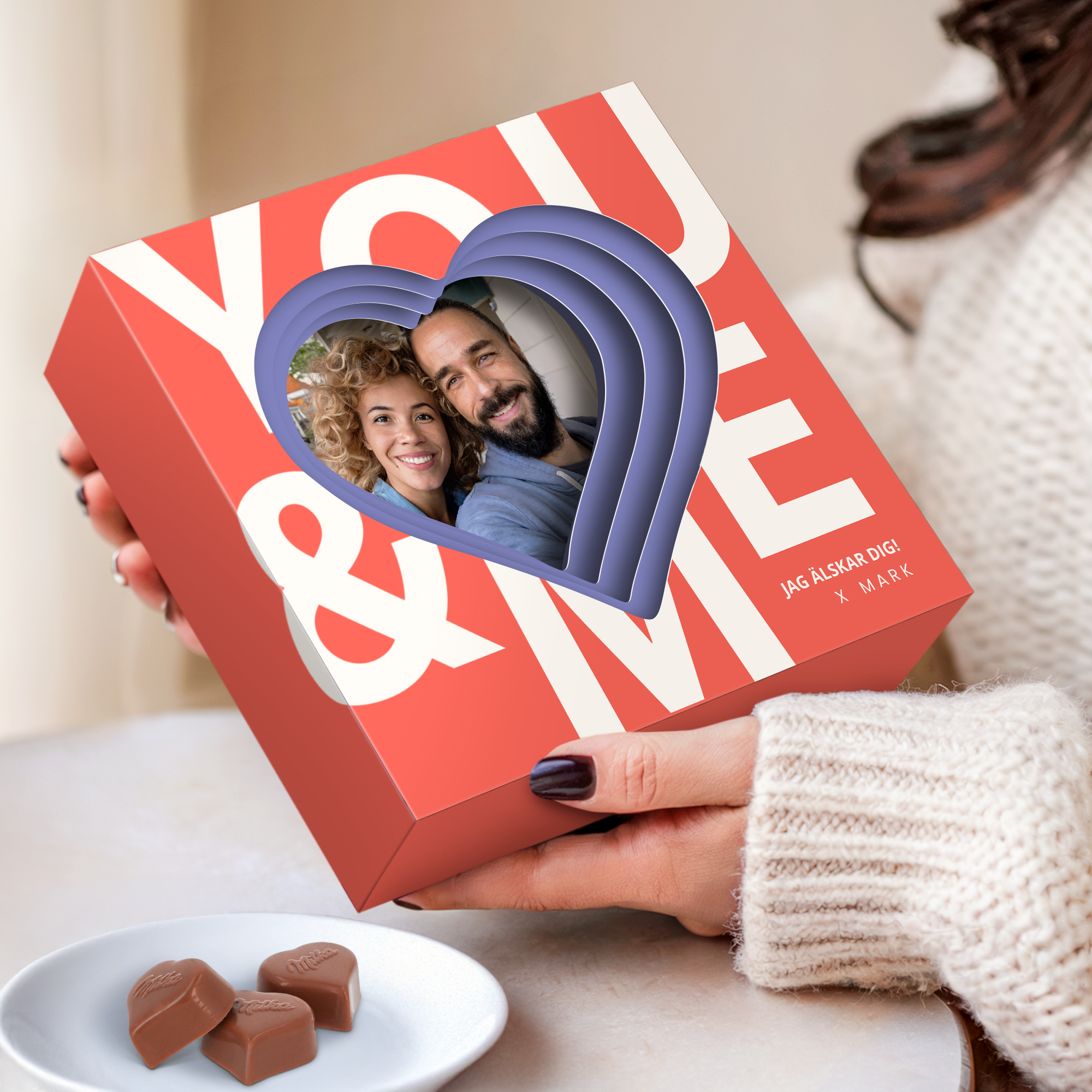 Designa din egen Milka Hearts 3D-presentförpackning. Röd förpackning med texten YOU & ME, ett personligt foto och hälsningen Jag älskar dig! X Mark. Fylld med premiumchoklad.