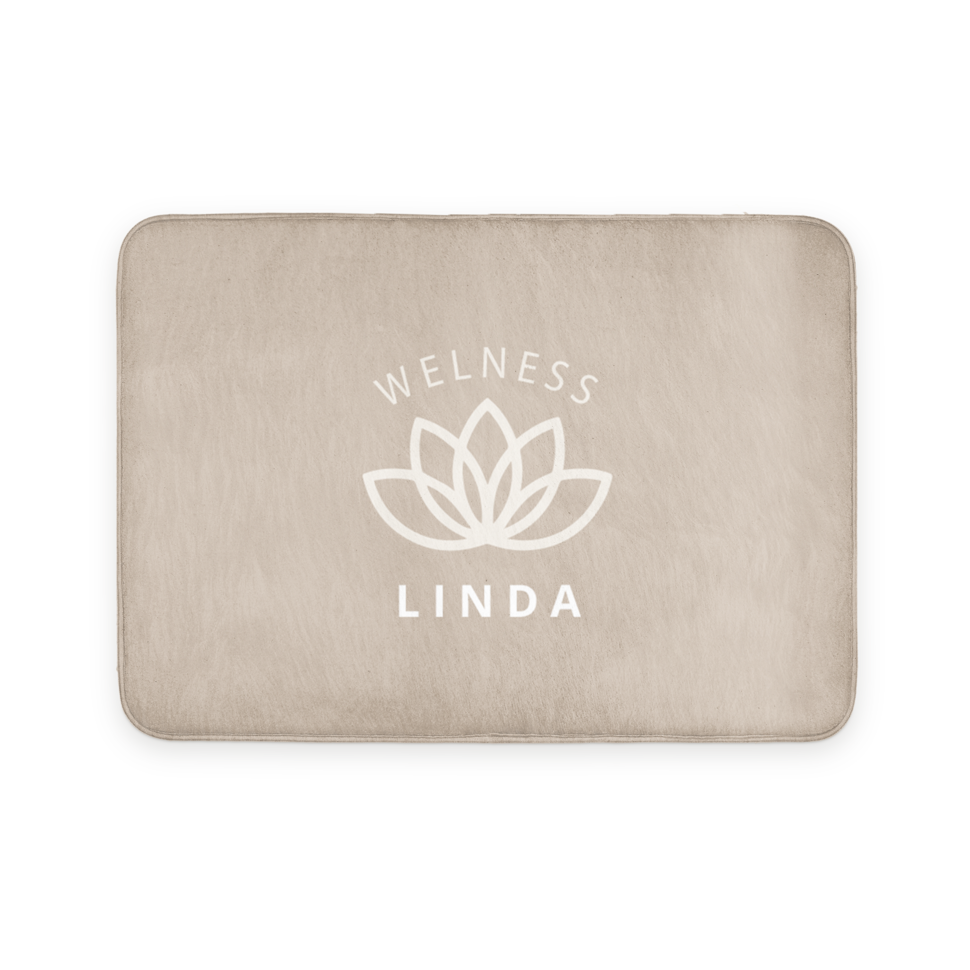 Beige gepersonaliseerde badmat met Wellness Linda en lotusbloem print. Verander elke badkamer in een persoonlijke oase.