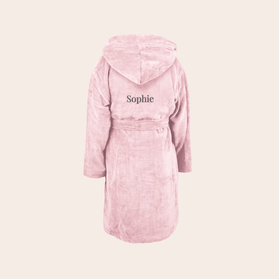 Children's bathrobe Pink children's bathrobe with a hood, embroidered with the name Sophie. This soft personalized bathrobe is made of cotton.