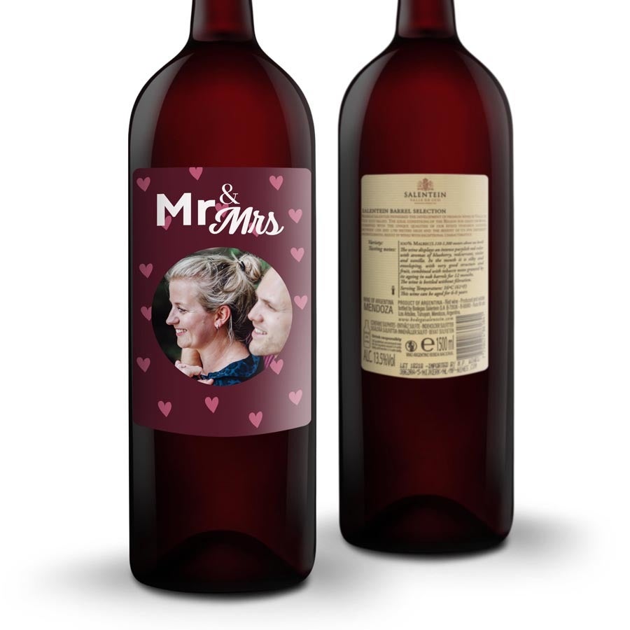 Fľaša vína Salentein Malbec s personalizovaným štítkom s fotkou a textom Mr & Mrs, doplnená srdiečkami.