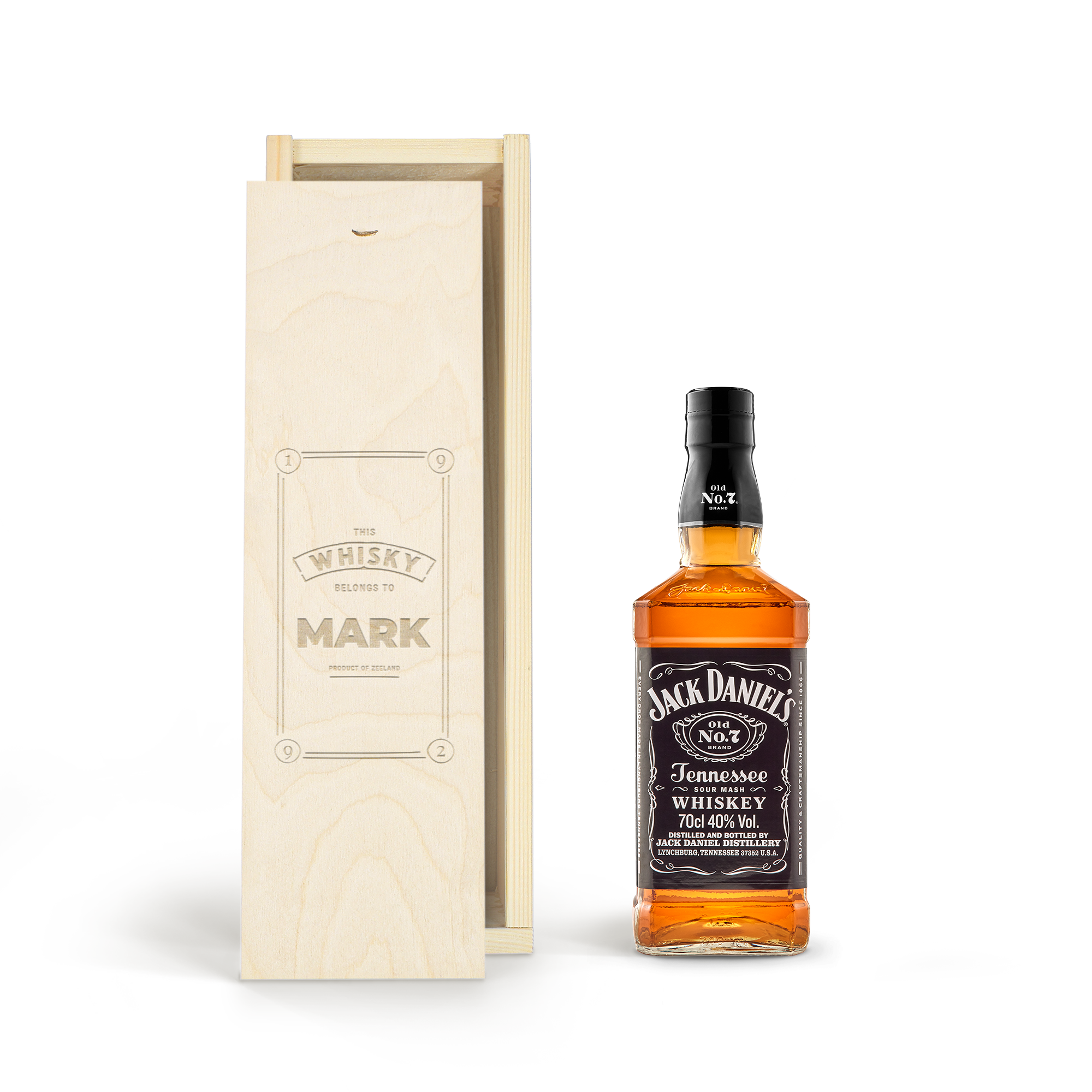Fles Jack Daniels whisky in een gegraveerde kist met de naam Mark