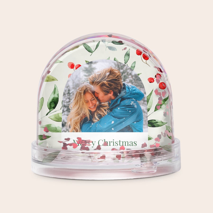 Glob de zăpadă Glob de zăpadă personalizat, cu o fotografie imprimată a unui cuplu și textul Merry Christmas, umplut cu inimioare.