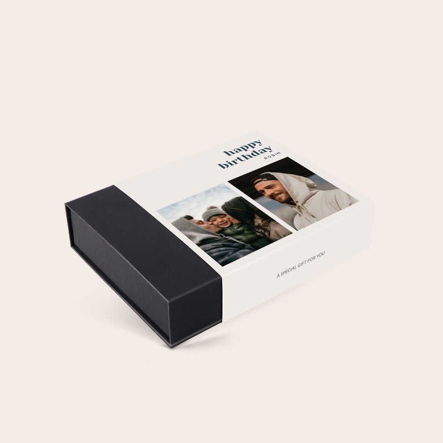 Confezione con Praline di Cioccolato Assortite Scatola nera di cioccolatini deluxe personalizzati con fascetta bianca stampata con foto e testo "happy birthday Robin"