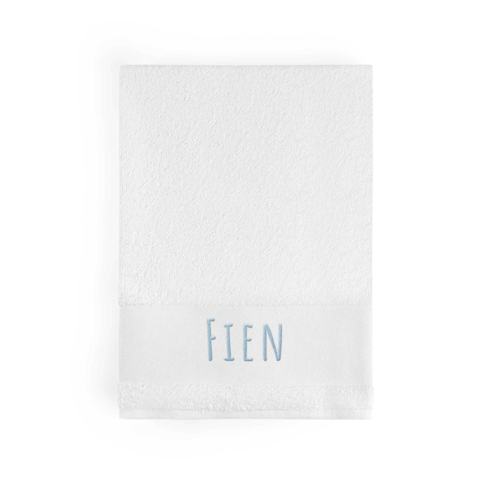 Witte handdoek met de naam 'FIEN' in blauw geborduurd, een handdoek met naam voor wellness.