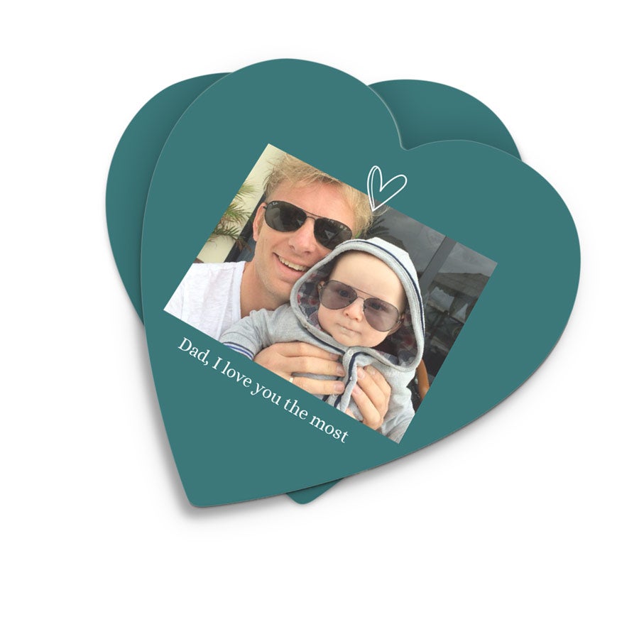 Herzförmige Untersetzer mit Foto eines Vaters und Kindes, bedruckt mit dem Text "Dad, I love you the most".