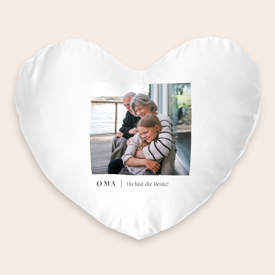 Herzkissen mit Foto Weißes, bedrucktes herzförmiges Kissen mit Foto von Großeltern und Kind, Text "OMA Du bist die Beste".