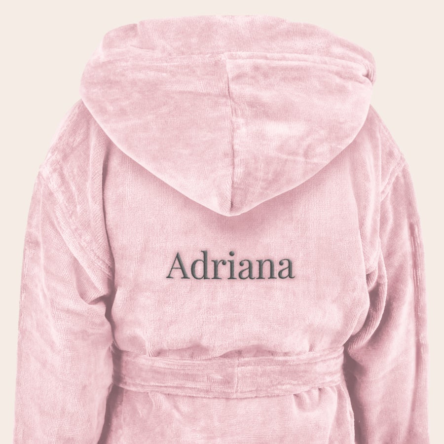 Peignoir enfant personnalisé Peignoir enfant rose personnalisé brodé du prénom Adriana un cadeau doux et utile.