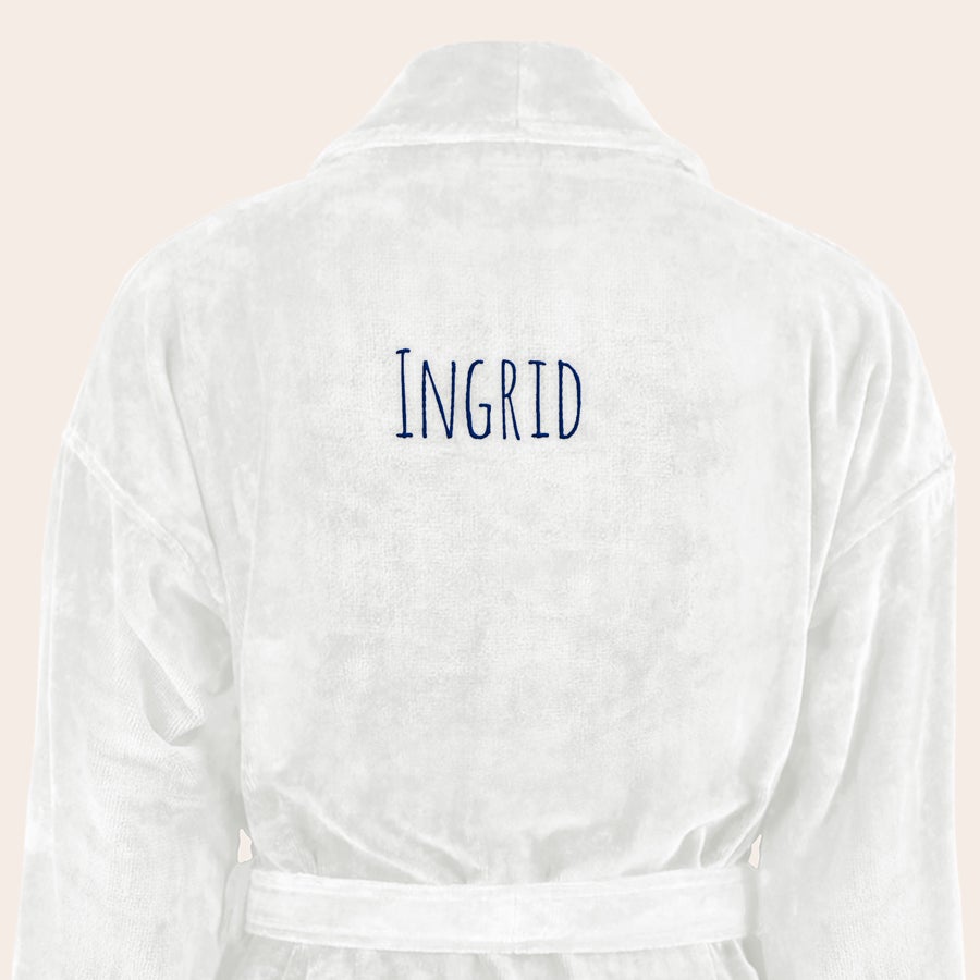 Badekåpe for kvinner med navn Myk hvit badekåpe brodert med navnet Ingrid i blå skrift.