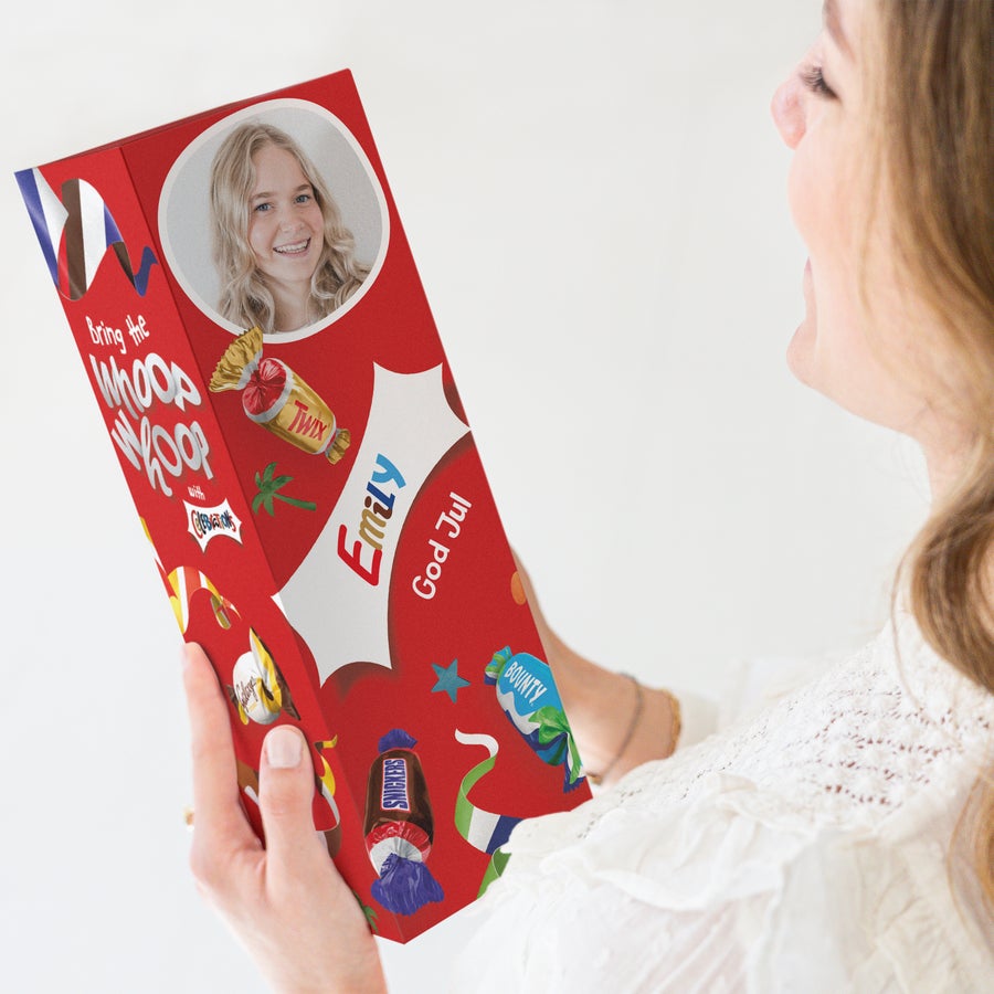 Personlig Celebrations gåva En personlig Celebrations flaska i presentförpackning med tryckt foto och namnet Emily, samt texten God Jul.