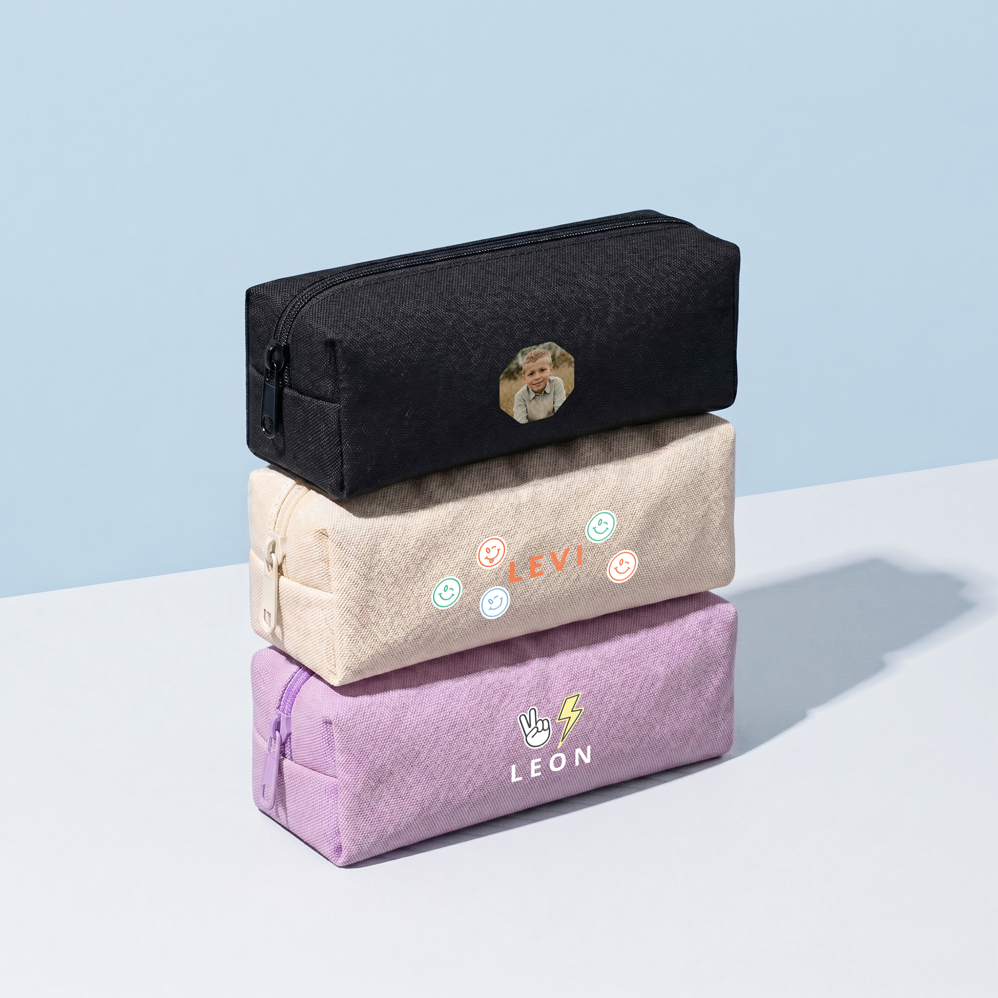 Personalisiertes Federmäppchen - Schwarz mit Foto bedruckt. Auch als beiges Etui mit Namen Levi und violettes mit Namen Leon erhältlich.