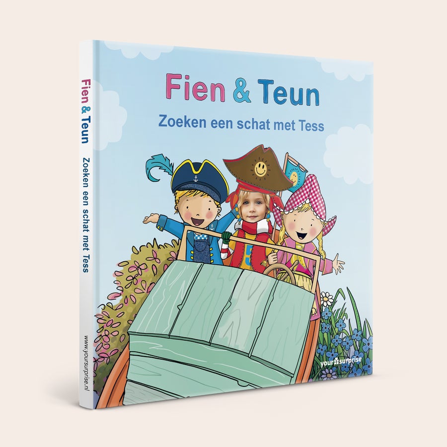 Gepersonaliseerd kinderboek - Fien & Teun 'Zoeken een schat' Ga op schattenjacht samen met Fien en Teun in dit boek met naam en foto, gepersonaliseerd met een foto van een kind met blond haar in een piratenhoed