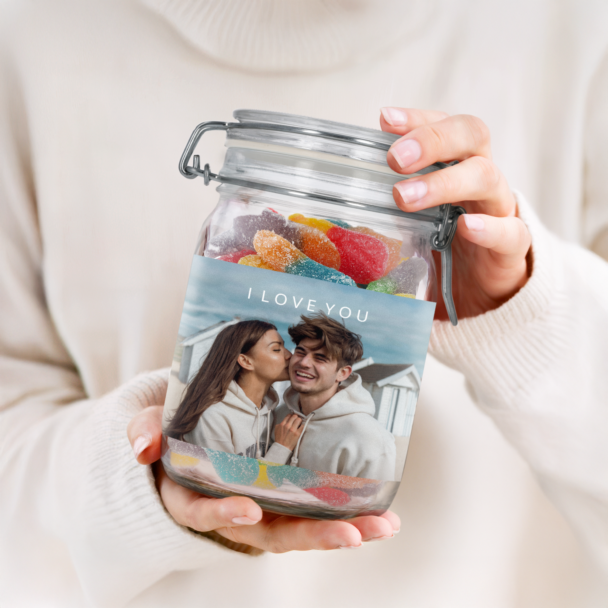 Personaliziran sladki kozarec s kislimi palčkami, natisnjen s fotografijo para in napisom I LOVE YOU