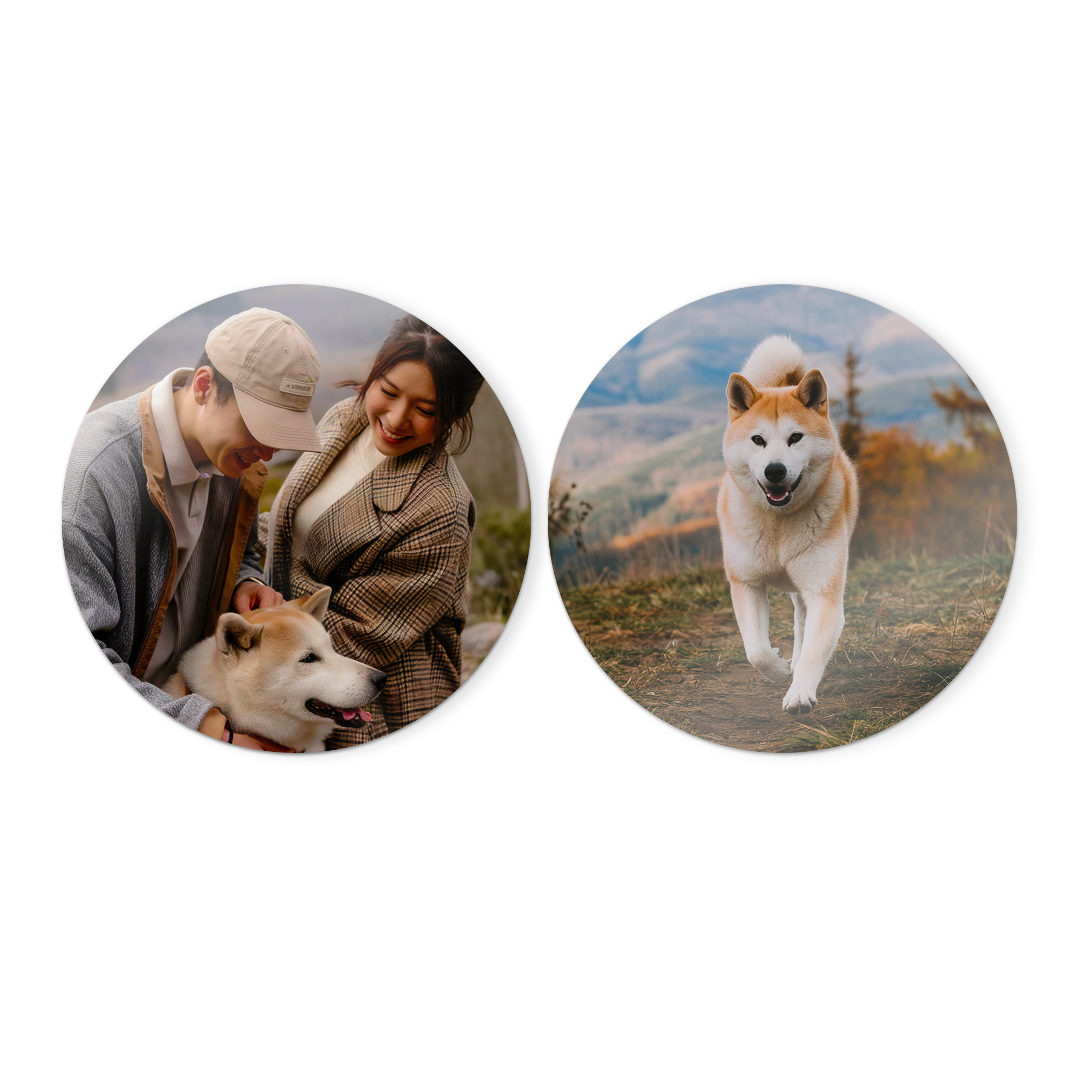 Zwei runde Wandbilder aus Holz mit Ihrem Design. Ein Bild zeigt ein Paar mit Hund, das andere einen Akita-Hund im Lauf, beide personalisiert mit Ihrem Foto.