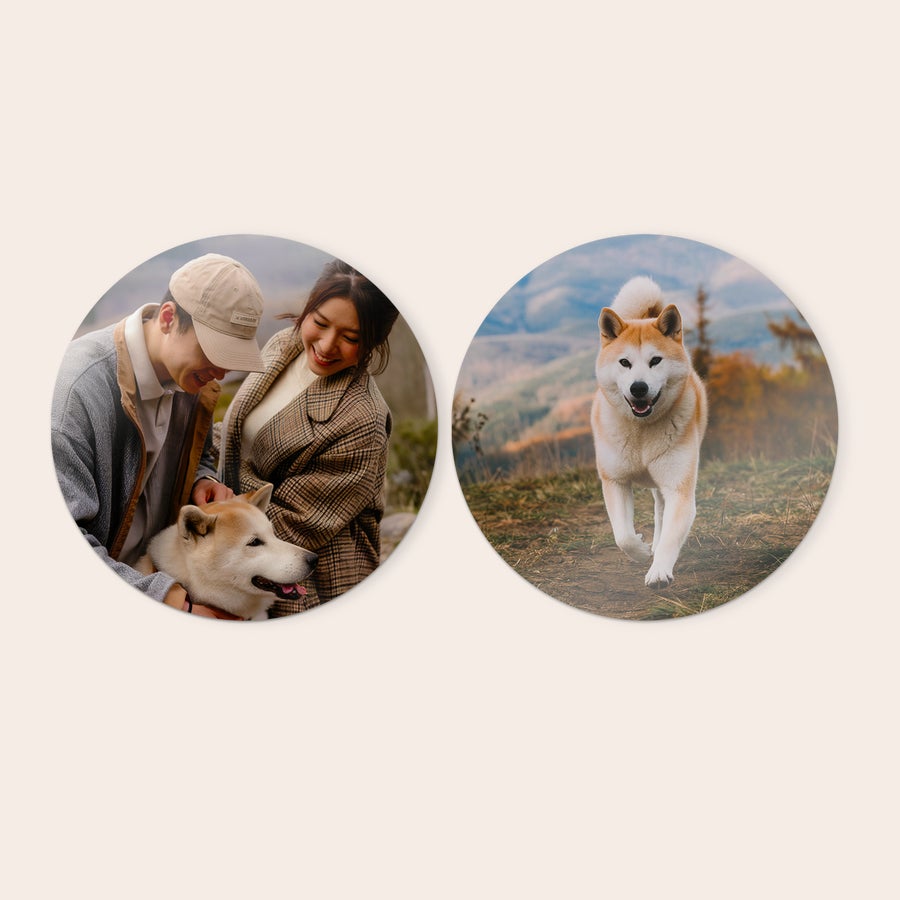 Personlig väggkonstpanel Två runda träväggkonstpaneler med egendesignat fototryck av ett par och en hund, samt en springande hund.