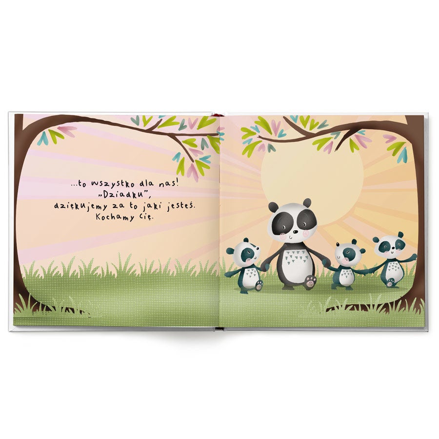 Personalizowana książka dla Babci i Dziadka Personalizowana książeczka dla ukochanego dziadka, ilustracja pandy z młodymi i cytatem "Dziadku, dziękujemy za to jaki jesteś. Kochamy Cię."
