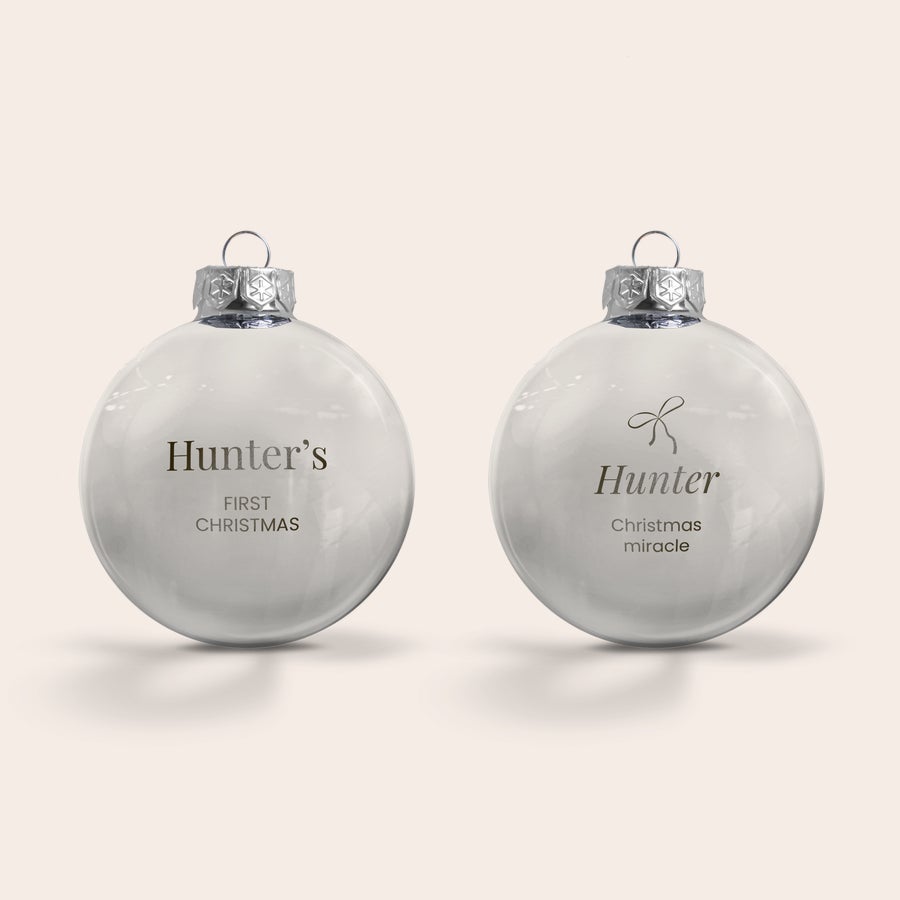 Sticlă din sticlă cu nume Două globuri de Crăciun din sticlă, gravate cu nume Hunter și mesaje personalizate precum First Christmas și Christmas miracle.