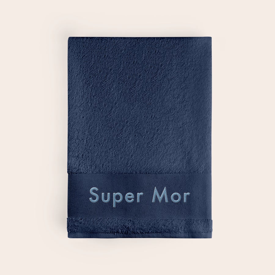 Håndklæde med tekst Mørkeblåt håndklæde i frotté med "Super Mor" broderet i lyseblåt garn